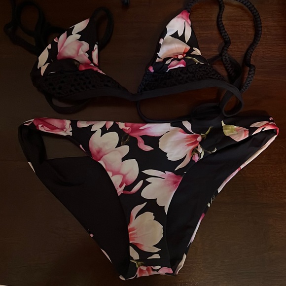 Frankie’s Bikinis Small bathing suite - Picture 1 of 4